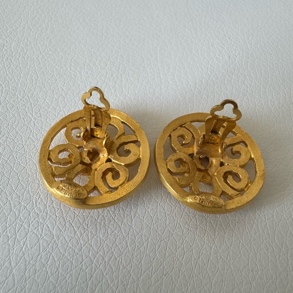 CHANEL RARE 24K Gold plated CC Earrings in Excellent Condition - Picture 4 of 6